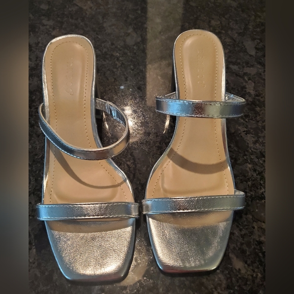 NWOT Bamboo strappy silver chunky heel shoes. - Picture 3 of 13